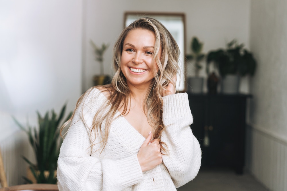 Blonde,Smiling,Woman,35,Year,Clean,Fresh,Face,And,Hands
