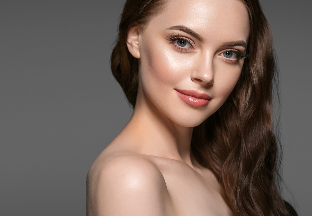 Beautiful,Woman,With,Long,Hair,Natural,Fashion,Make,Up,Cosmetic